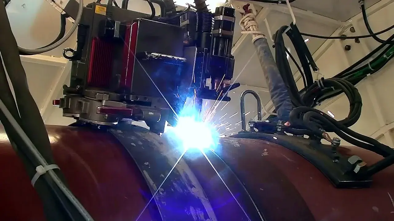 Mechanised welding of a large pipeline section